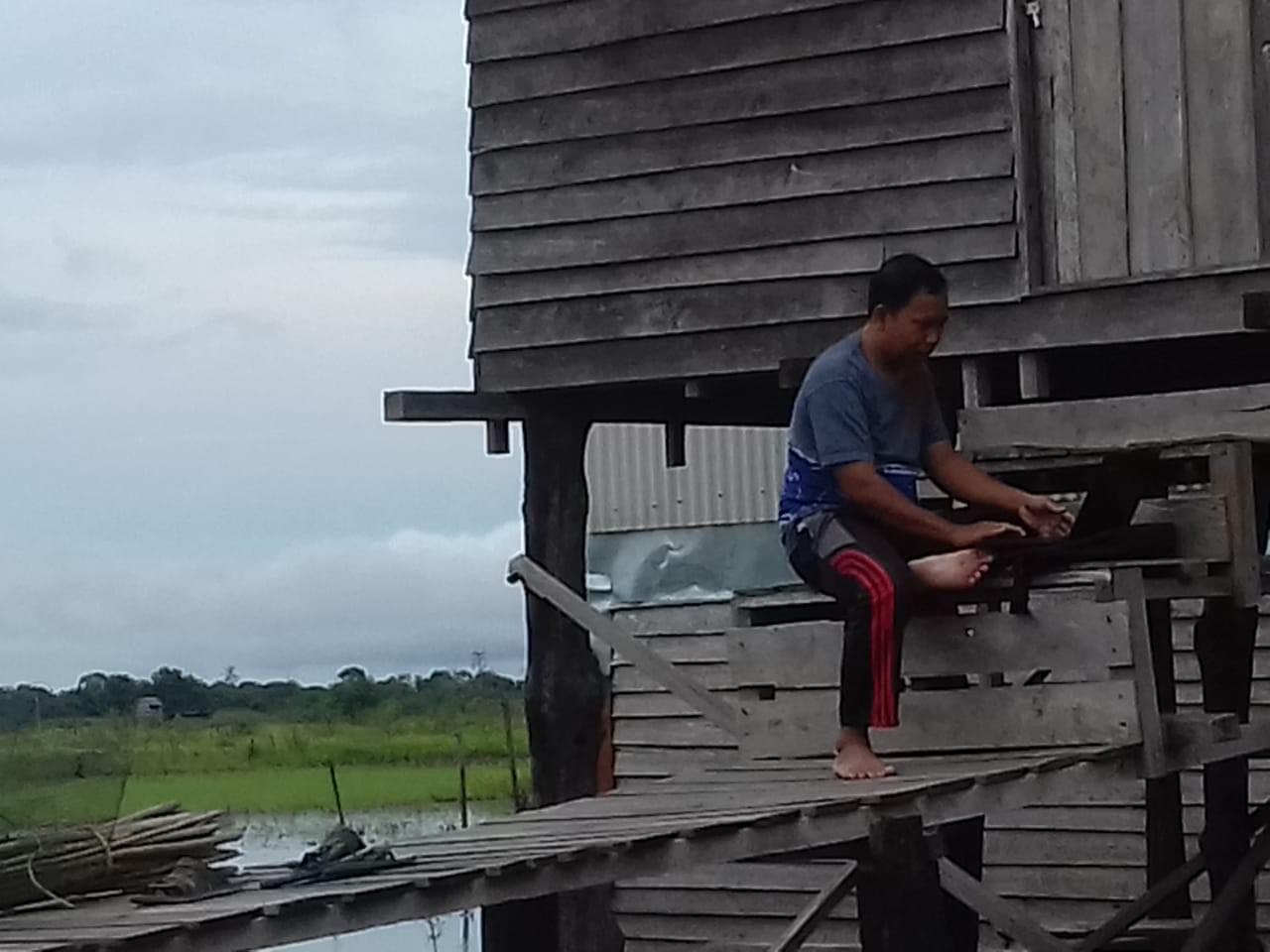 Pengguna AkuBelajar.ID di tengah sawah